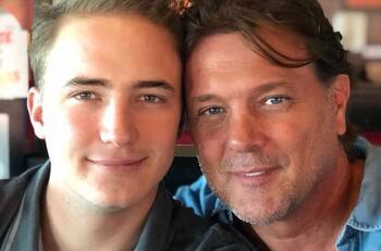 Hijo de René Strickler presume anillo de compromiso