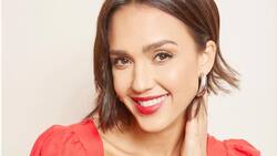 Jessica Alba le enseña a hacer tortillas a su hija