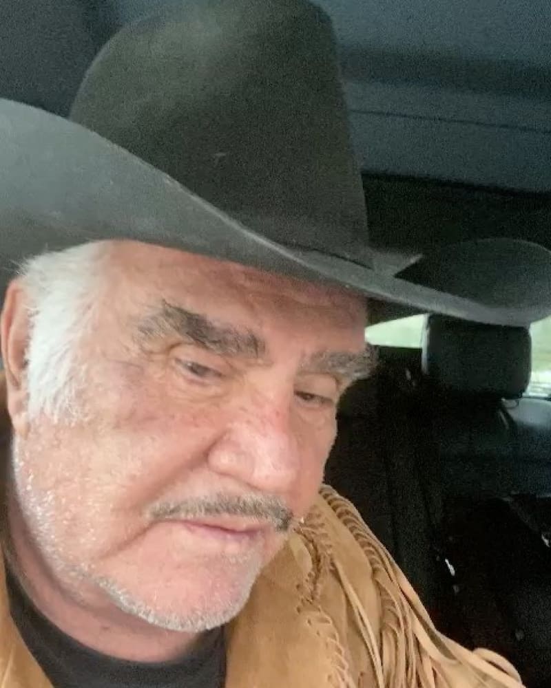 Vicente Fernández Ya tiene movimiento en la mano derecha y el pie izquierdo - Créditos: instagram de @_vicentefdez