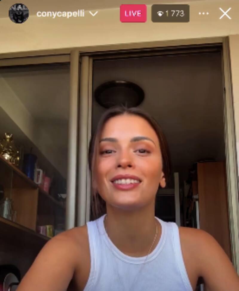 Constanza Capelli durante su transmisión en vivo.