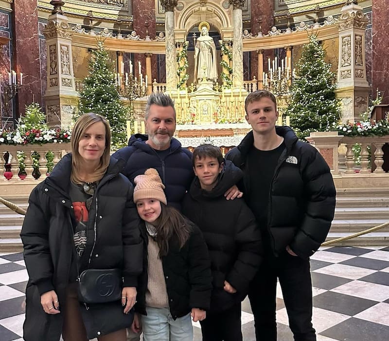 La familia posando en su paso por Budapest