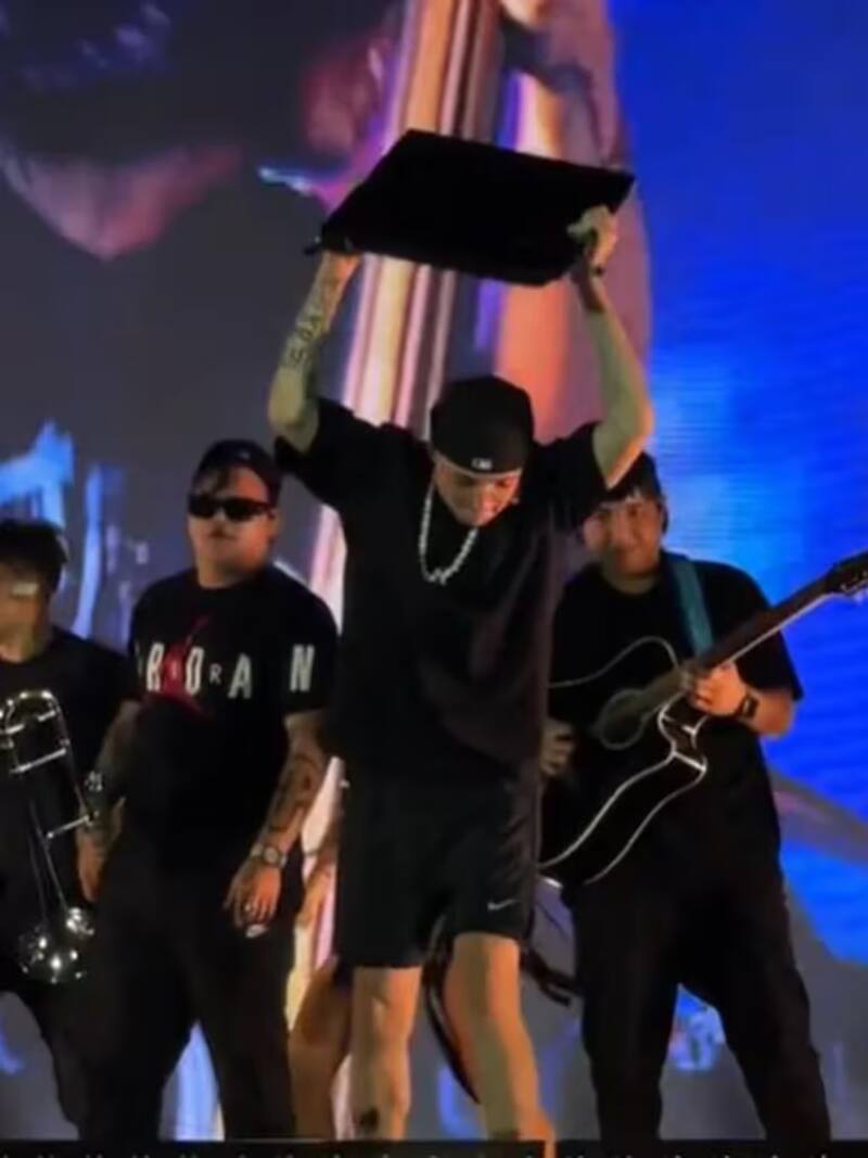 El artista lanzó un monitor al público.