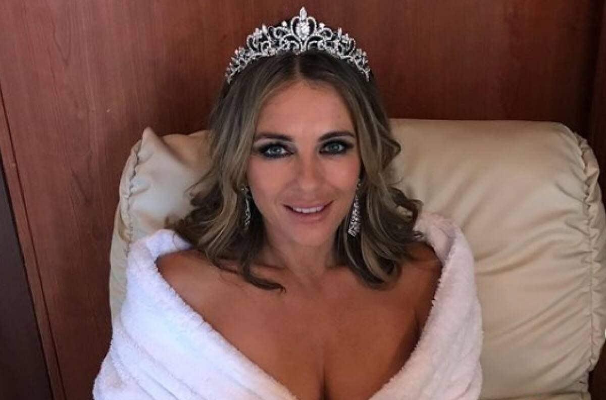 Elizabeth Hurley celebra con fotos sexis y divertidas la llegada de "The Royals" a Netflix