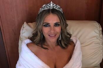 Elizabeth Hurley celebra con fotos sexis y divertidas la llegada de "The Royals" a Netflix