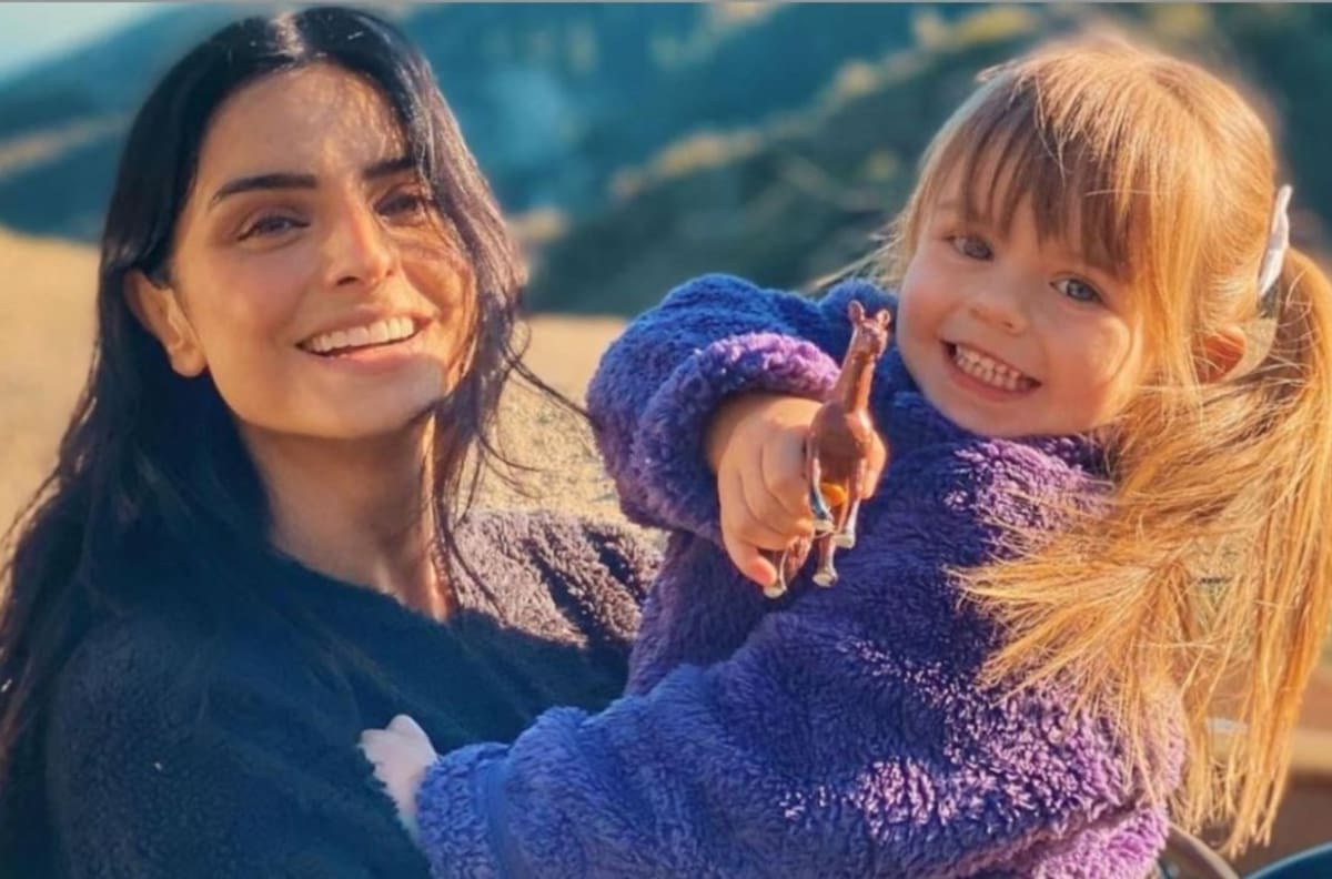 Aislinn Derbez muestra a Kailani bailando con un vestido blanco, ¿es el de su boda?