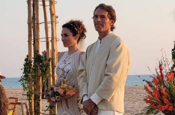 Ana Serradilla celebró su boda de una manera íntima y romántica a la orilla del mar