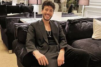 Sebastián Yatra es sorprendido en pleno concierto: fan logra robarle un beso