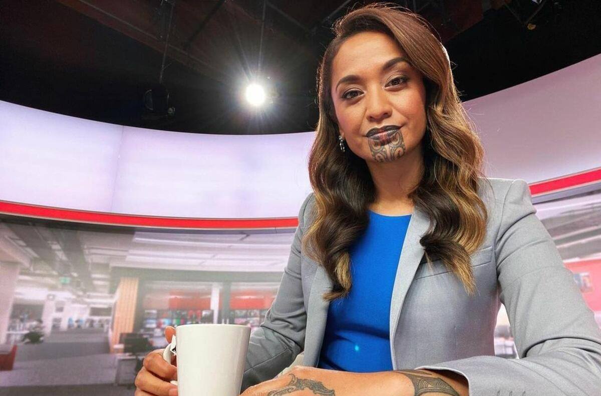 Conoce a Oriini Kaipara, la primera conductora de televisión con tatuajes en la cara
