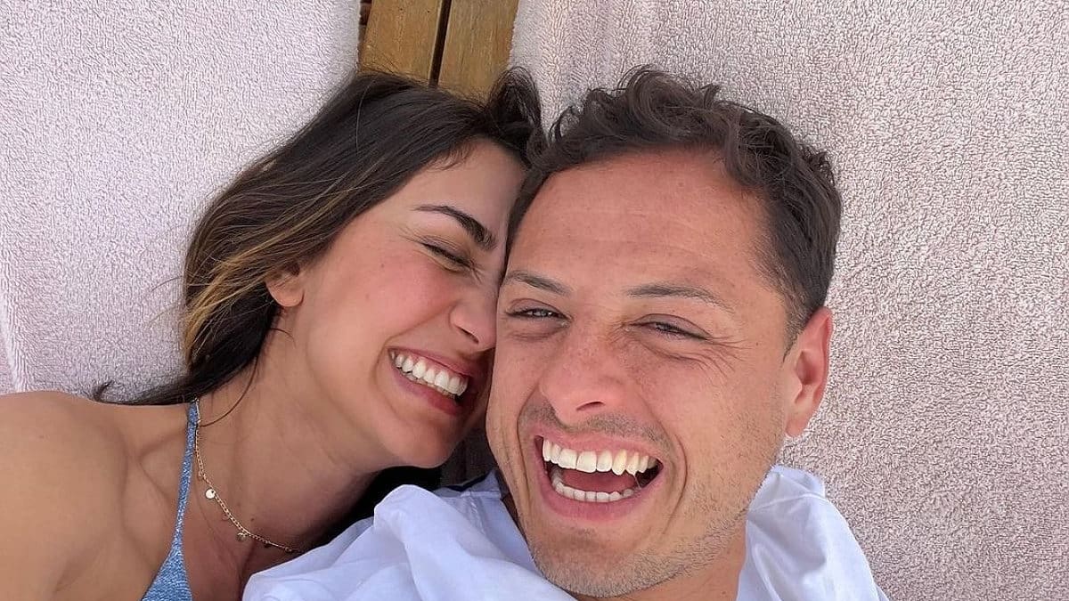 "Chicharito" Hernández se deja ver muy enamorado de su novia en la playa