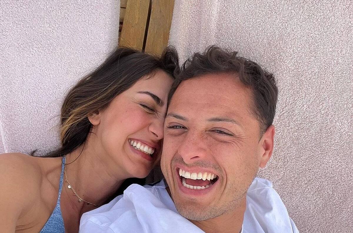"Chicharito" Hernández se deja ver muy enamorado de su novia en la playa