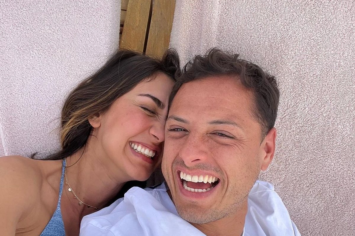 "Chicharito" Hernández se deja ver muy enamorado de su novia en la playa