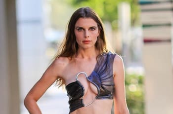 Julia Fox, ex de Kanye West, luce una prenda minúscula de látex mientras pasea por Los Ángeles