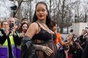 Rihanna luce su embarazo en lencería en la semana de la Moda en París