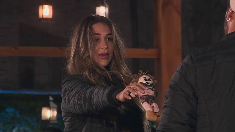 La Chama le regaló un muñeco a Jhonatan Mujica, el que éste rechazó. Créditos: Canal 13