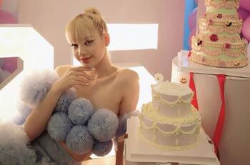 Lisa de “Blackpink” deslumbra con su vestido en su cumpleaños