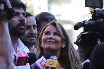 “¡No me empuje!”: El fuerte reto en vivo de Cathy Barriga a Joaquín Lavín Jr. en su llegada a tribunales