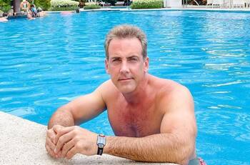 Carlos Ponce causa revuelo al imitar a Christian Nodal