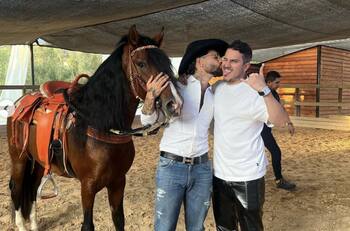 "Ahora sí, comenzó mi cumpleaños": Con amigos y a caballo Maluma celebró una gran fiesta