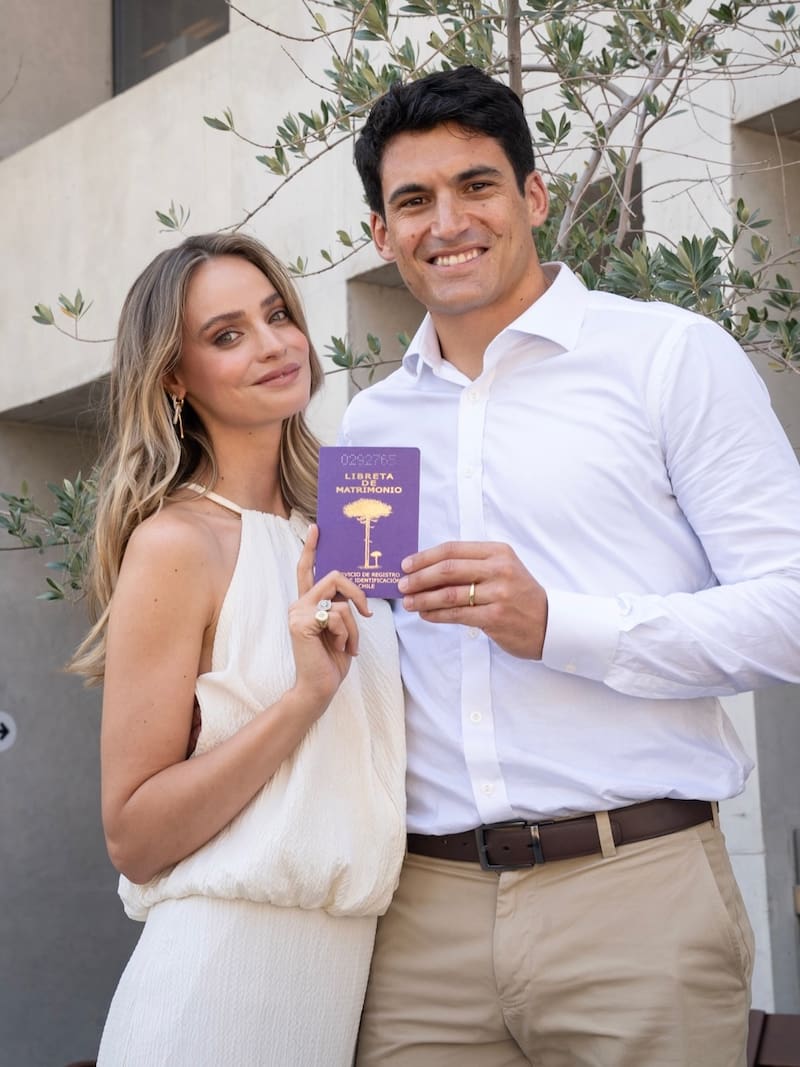 La pareja se casó en una íntima ceremonia.