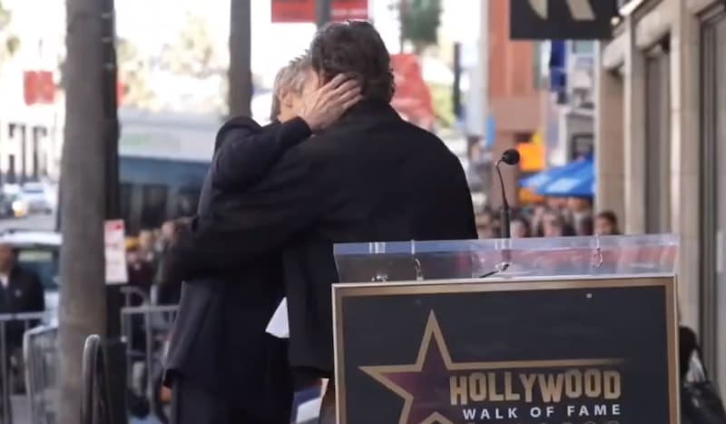 El beso entre Pedro Pascal y Willem Dafoe en la entrega de la estrella en el Paseo de la Fama.
