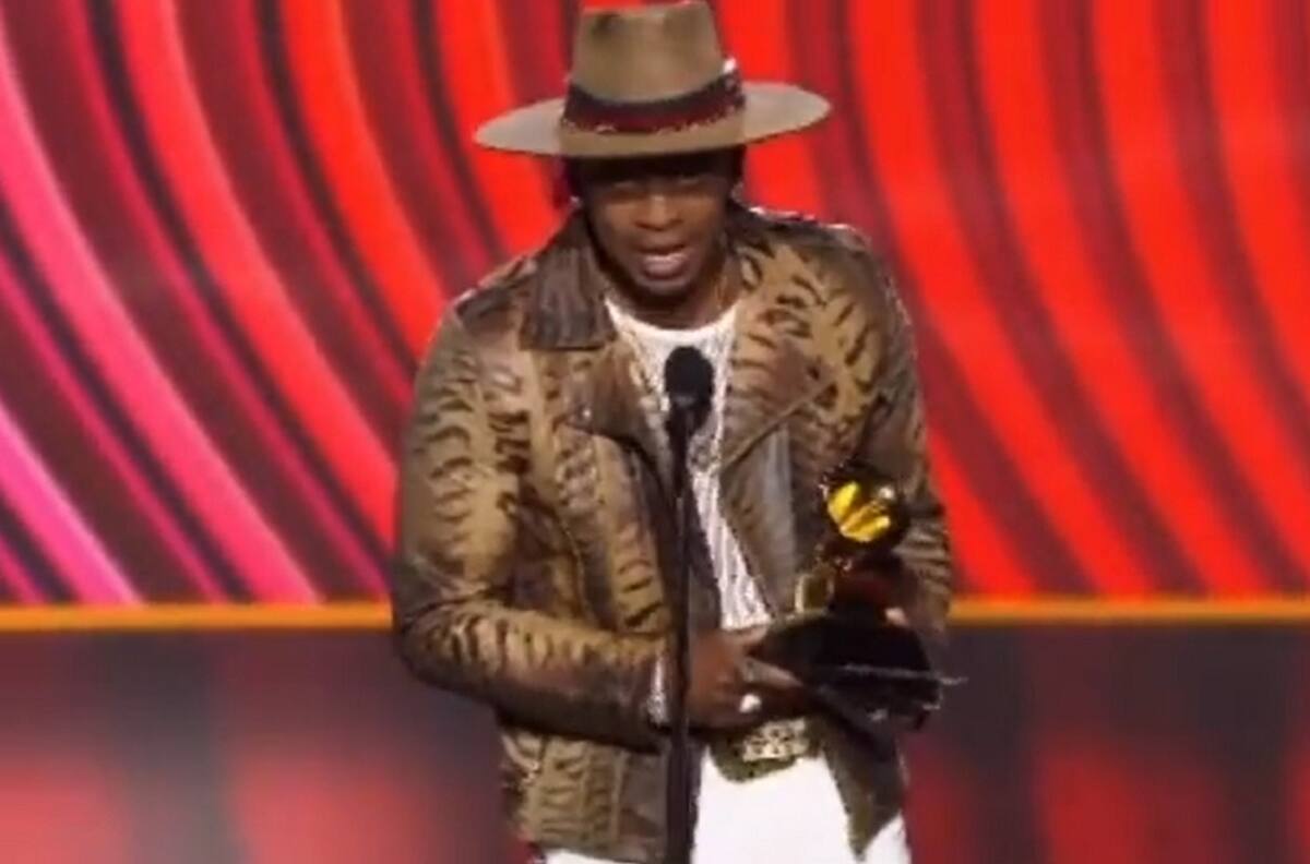 La insólita frase de cantante country al entregar Grammy a Vicente Fernández