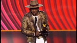 La insólita frase de cantante country al entregar Grammy a Vicente Fernández