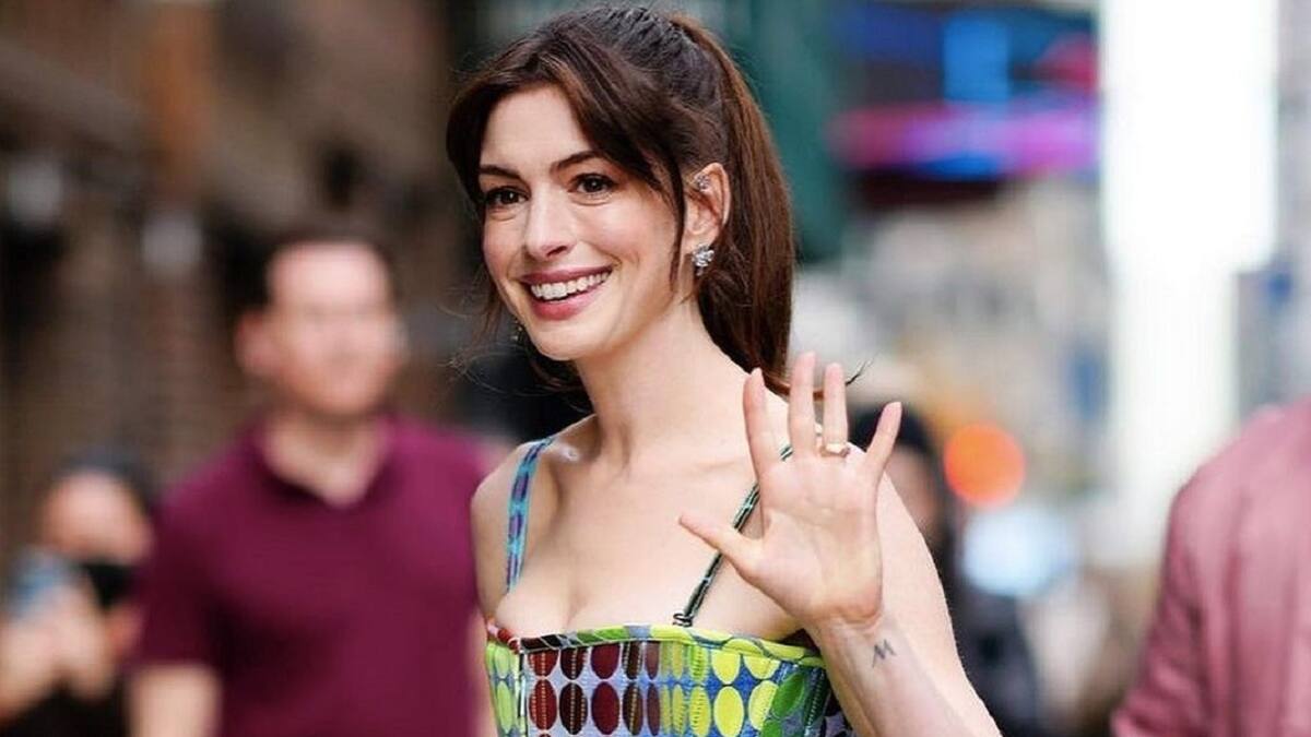 Anne Hathaway celebra aniversario de "El diablo viste a la moda" con crítica a revocación del derecho al aborto