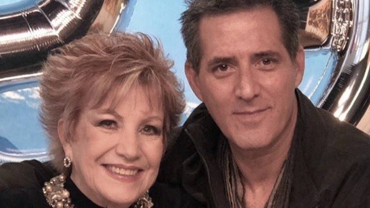 Muere hijo de Maxine Woodside