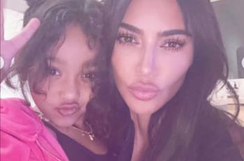 Kim Kardashian y sus hijas se visten con los atuendos más rosas inspirados en Hello Kitty