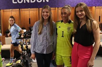 Princesa Leonor y la infanta Sofía celebran con jugadoras el triunfo de España en la Eurocopa 2022