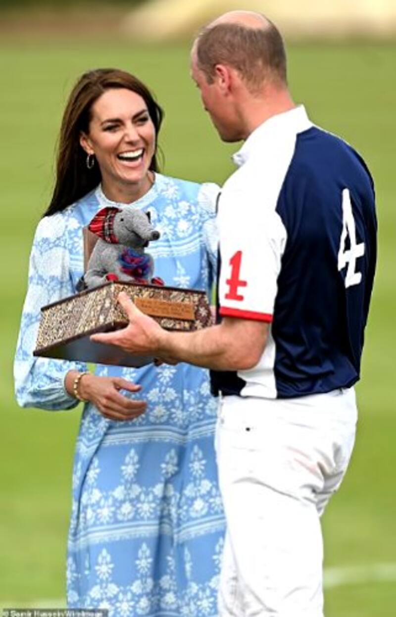 La princesa de Gales deslumbra con su estilismo en partido de polo benéfico.