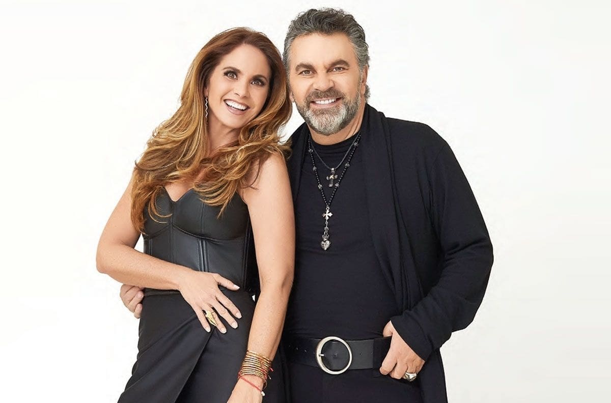 Lucero y Mijares se dan tierno beso durante su concierto juntos