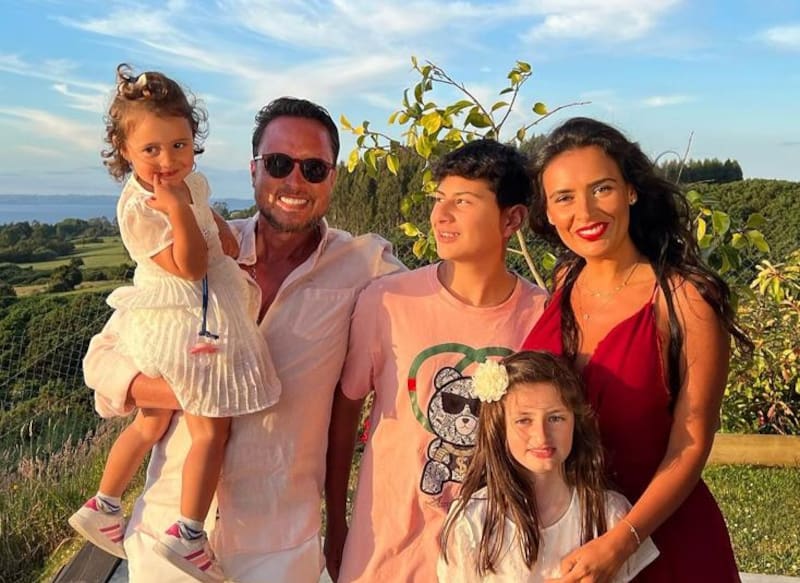 Dominique Gallego y Rodrigo Wainraight junto a sus tres hijos.