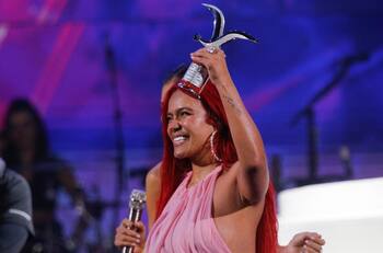 Karol G estrenó frustrado remix de "Una noche en Medellín" con Cris MJ y canciones de nuevo disco