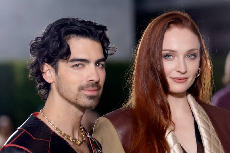 la modelo retira demanda hacia el cantante.