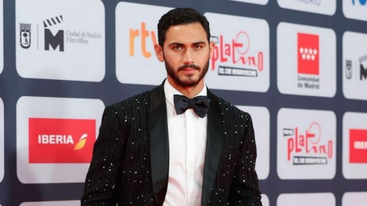 Alex Speitzer olvida a Ester Expósito con una guapa modelo mayor que él