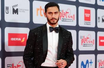 Alex Speitzer olvida a Ester Expósito con una guapa modelo mayor que él