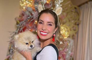 Andrea Escalona dedica arbolito de Navidad a su difunta madre, Magda Rodríguez