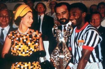 El día que Pelé conoció a la Reina Isabel II y quería besarla