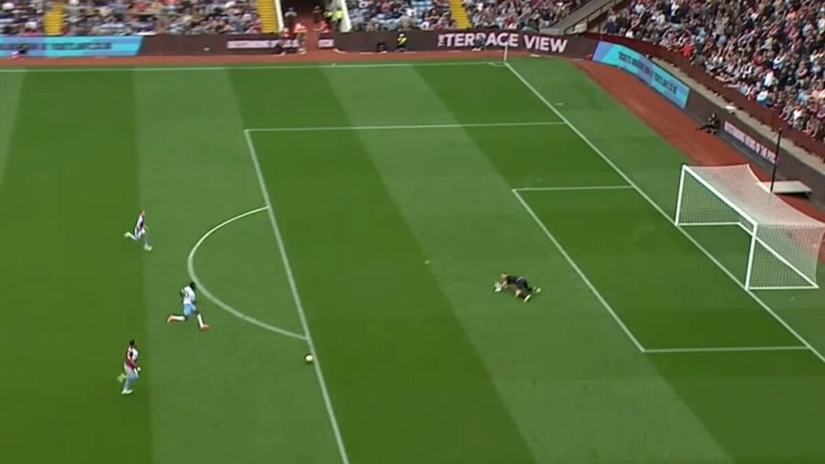 Dibu Martínez en primer plano tras sufrir caída en el partido entre Aston Villa y Crystal Palace.
