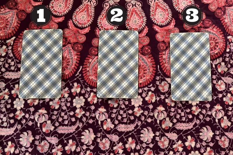 Escoge una de las 3 cartas del Tarot disponibles y recibe un consejo para este lunes.