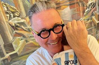 Ricardo Montaner con la mejor compañía para el partido de Argentina: su nieto Apolo