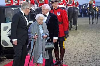 La reina Isabel es ovacionada mientras aparece en público en evento ecuestre al que asisten Tom Cruise y Helen Mirren