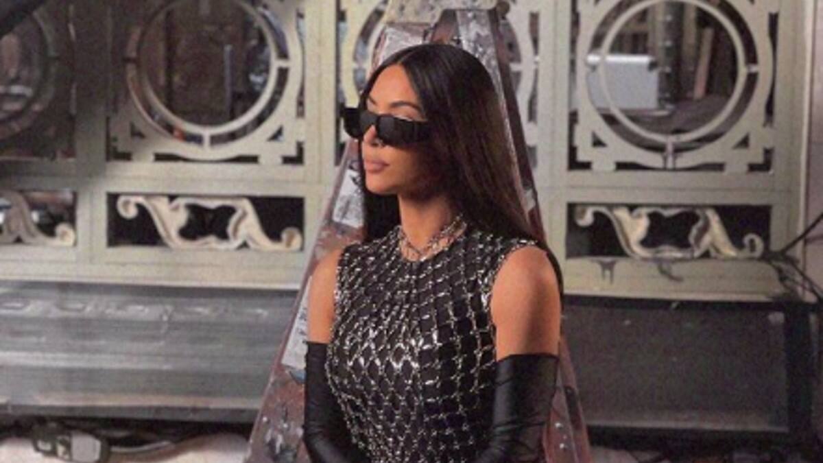 Kim Kardashian debuta en “Saturday Night Live” con impresionante atuendo