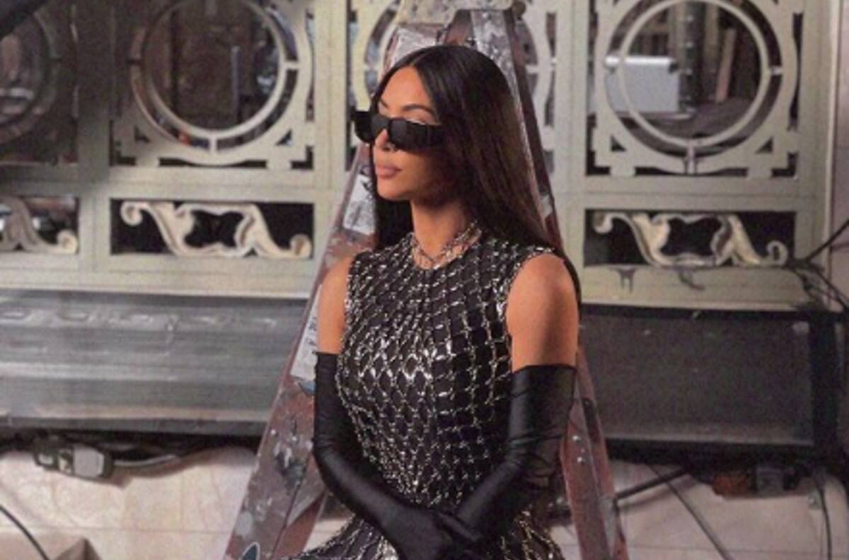 Kim Kardashian debuta en “Saturday Night Live” con impresionante atuendo