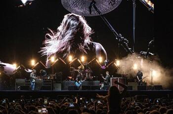 Foo Fighters despidió el "año más difícil y trágico que nuestra banda haya conocido" y dio señales de su futuro