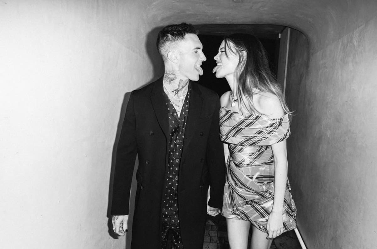 ¡Más juntos que nunca! Behati Prinsloo acompaña a Adam Levine a evento de caridad