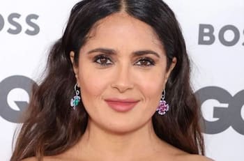 Salma Hayek impacta en el Festival de Cine de Cannes con un elegante vestido de pronunciado escote
