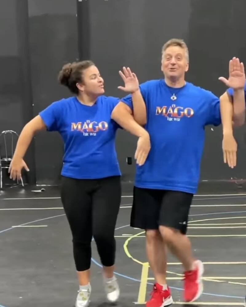 Lucerito Mijares da un vistazo a los ensayos de "El Mago".