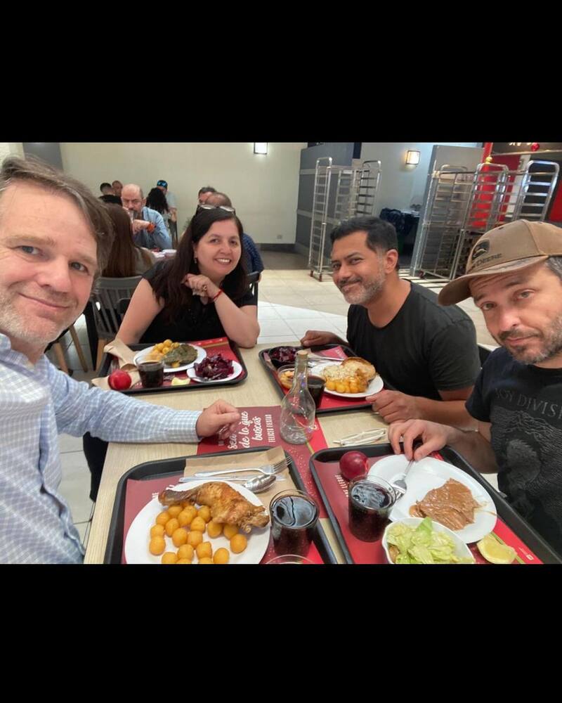 Pedro Ruminot almorzando junto a -entre otros- Ina Sáez